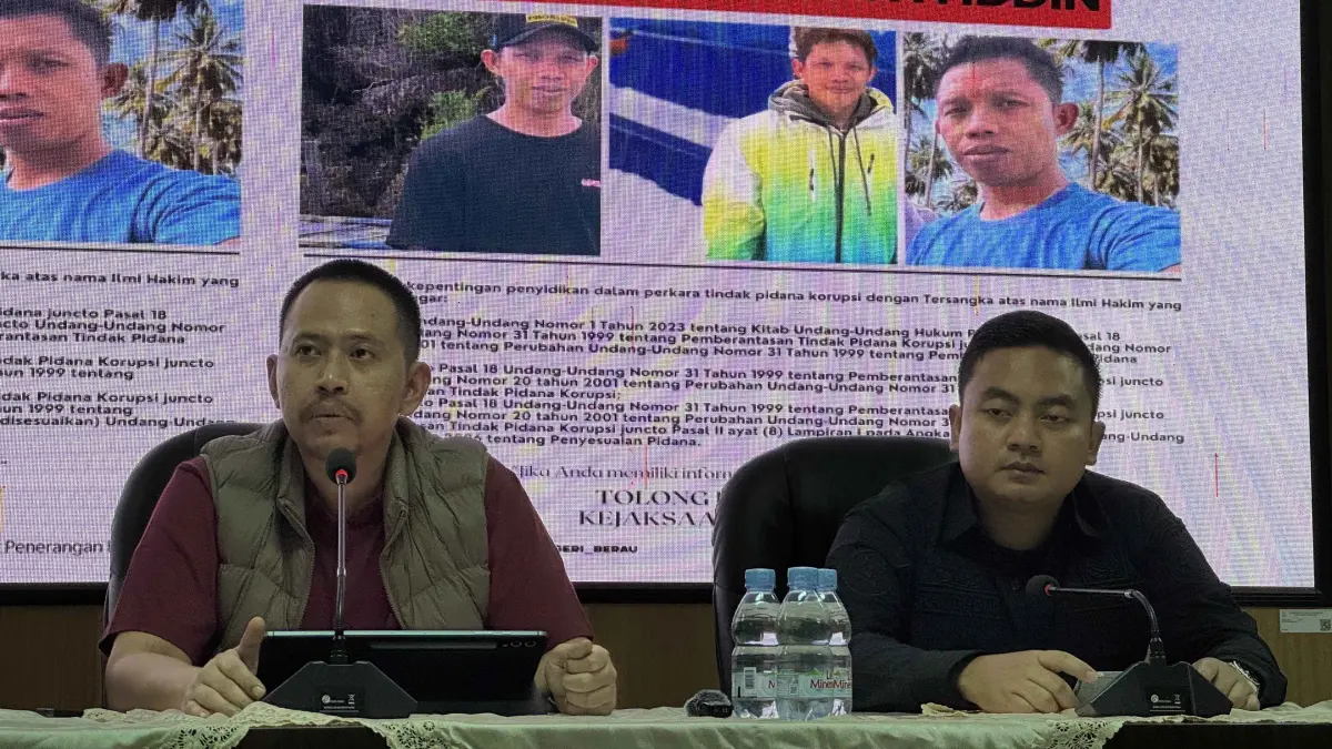 Erwin Adiabhakti dan Imam Ramdhoni saat memberikan keterangan di Kejari Berau. (FOTO SENO/BP)