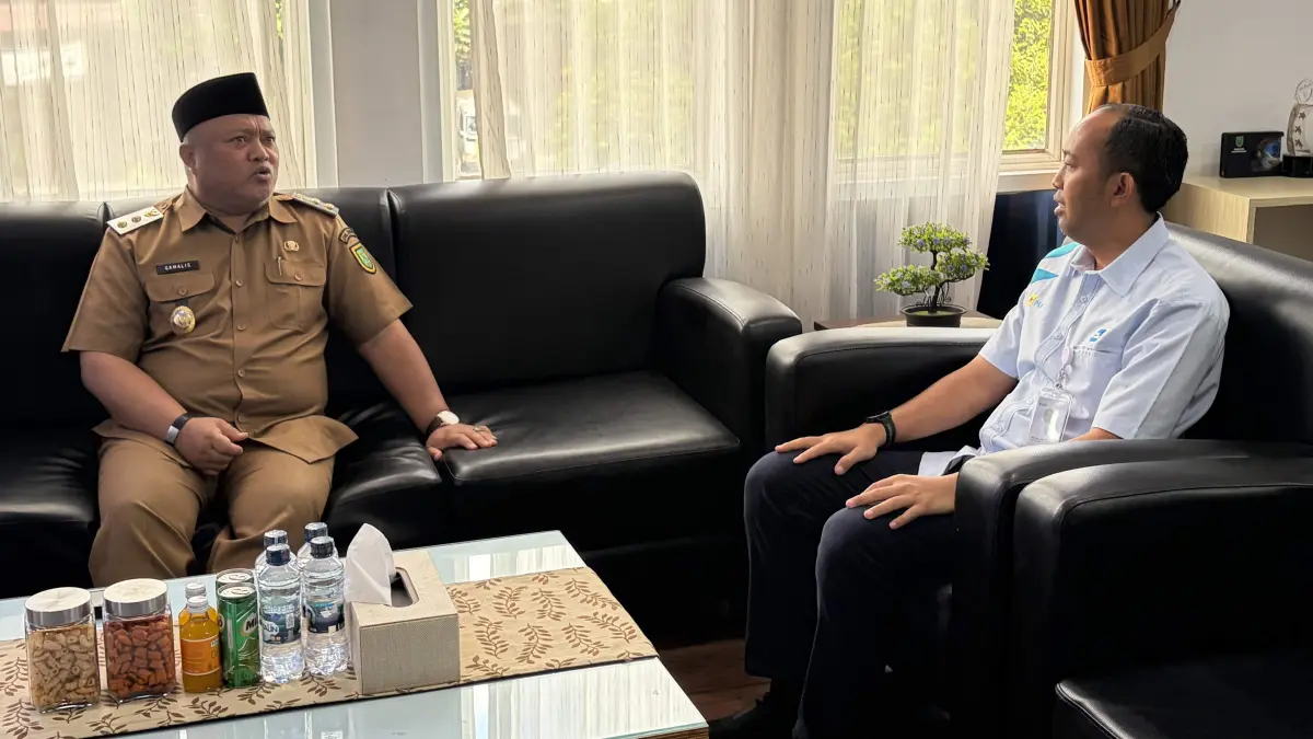 Gamalis saat silaturahmi dengan PLN UP3 Berau. (FOTO IZZA/BP)