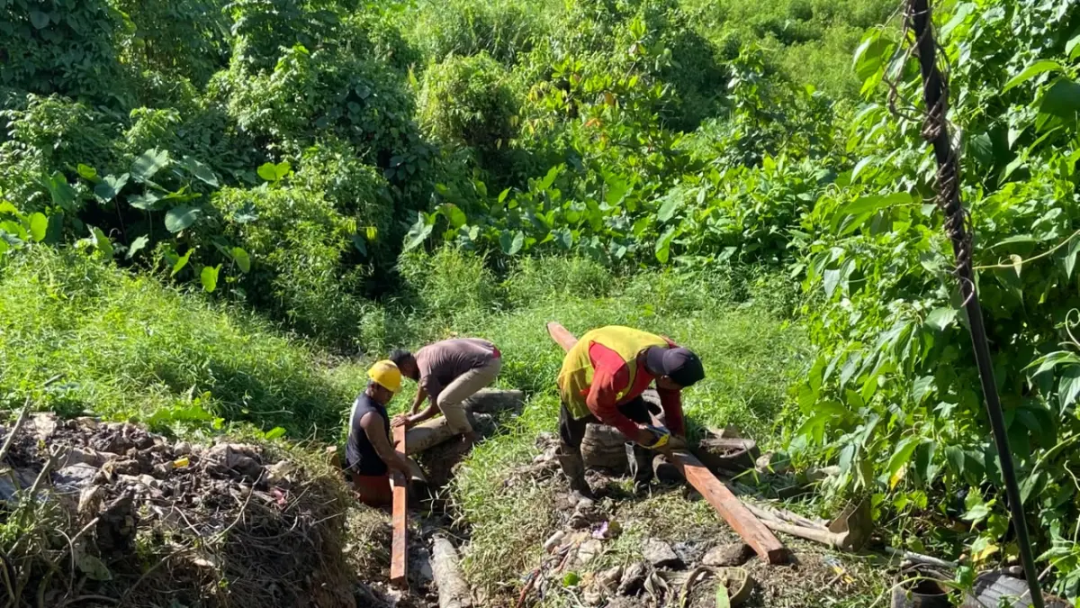 INI BIANGNYA: Perbaikan kebocoran pipa induk utama di jalur distribusi Jalan Manunggal yang berlangsung pada Selasa (23/6). (AINUR/KALTIM POST)