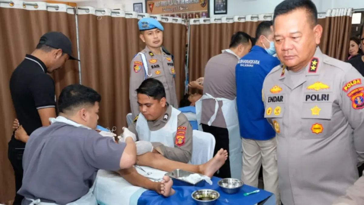 KEPEDULIAN: Kegiatan Bakti Kesehatan yang digelar Polda Kaltim di aula markas Brimob Polda Kaltim diikuti masyarakat yang membutuhkan layanan kesehatan gratis.