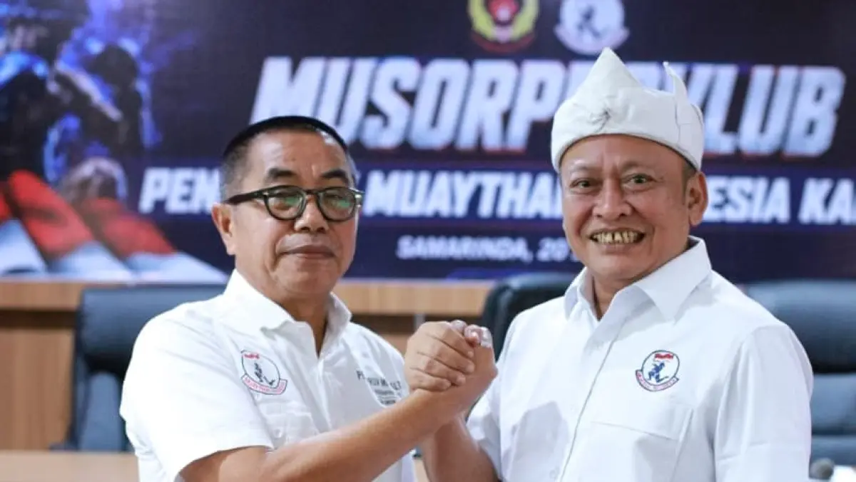 Ketua Umum Muaythai Indonesia Kaltim, Rusdiansyah Aras (kiri), menargetkan minimal satu medali emas pada PON XXII Nusa Tenggara 2028. (DONI ADITYA/KALTIM POST)