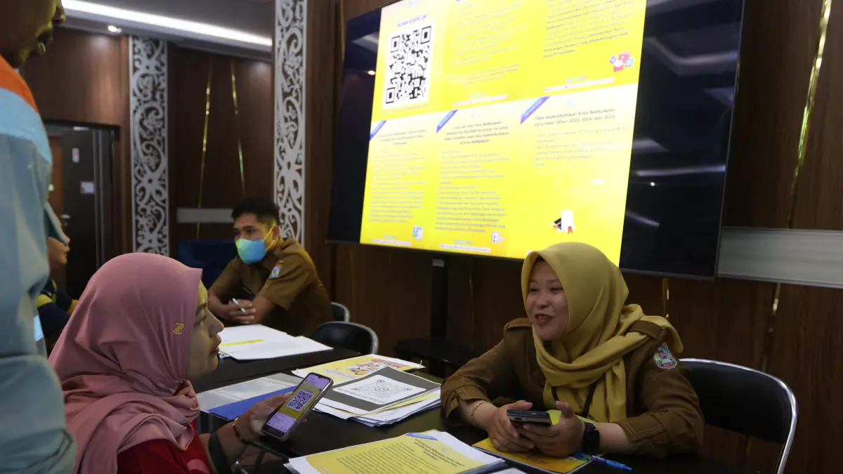 LAYANAN INFORMASI: Petugas Disdikbud Balikpapan melayani orang tua calon siswa yang berkonsultasi mengenai alur pendaftaran daring Sistem Penerimaan Murid Baru (SPMB) 2026, Selasa (23/6). (Anggi Pradhita/KP)