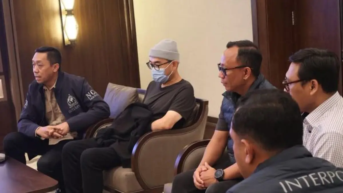 Michael Steven, bos Kresna Life (memakai kupluk) ditangkap Interpol di Maroko dan diekstradisi ke RI. (Ist)