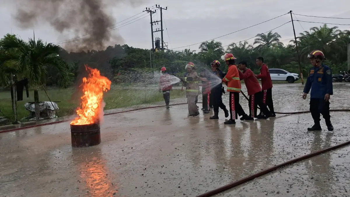 Pelajar SMKN 4 PPU melakukan penjinakaan api dalam simulasi yang digelar PT WKP berkolaborasi dengan DPKP Posko Waru.