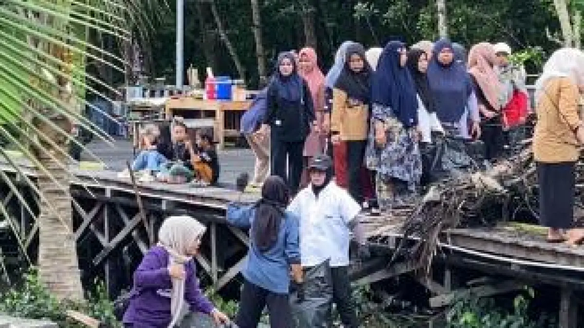 PEMBERSIHAN:&nbsp;Kelurahan Gunung Elai mempersiapkan area yang bakal dijadikan destinasi wisata. (FOTO: ADIEL KUNDHARA/KP)