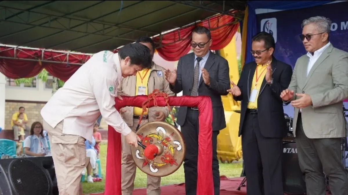 Pemukulan Gong oleh Kadiposra Kutai Barat, Gamas Laden tandai dimulainya Youth Camp GPDI se- Kaltim. (IST)