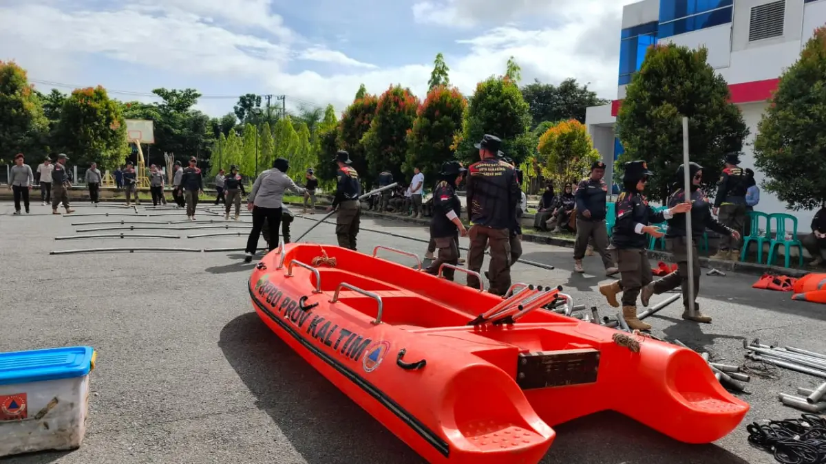 PENGUATAN SDM: Anggota Satgas Linmas Kota Samarinda mengikuti pelatihan mitigasi kebencanaan di Polder Air Hitam, Selasa (23/6). (HAFZI/KP)