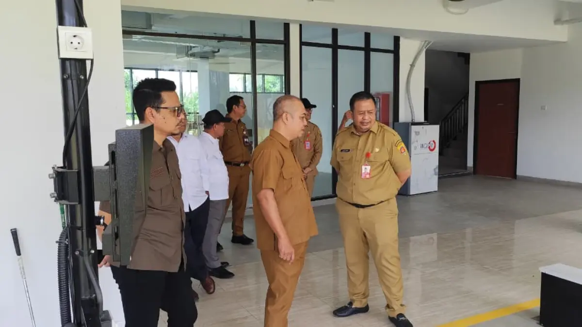 PERIKSA: Muslimin (kanan) berbincang dengan tim teknis dari DPUPR Samarinda di sela tinjauan bersama Wawali Samarinda Saefuddin Zuhri ke Driving Range Kompleks GOR Segiri Kecamatan Samarinda Kota, Selasa (23/6).