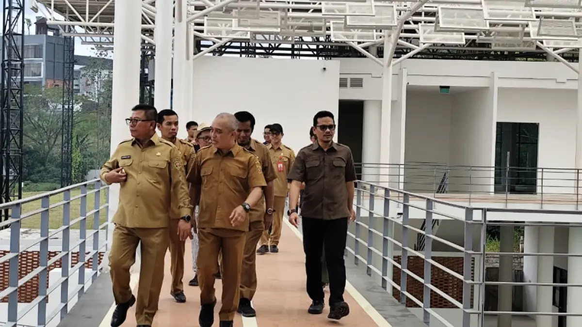 REVISI: Saefuddin Zuhri (kiri) berbincang dengan tim teknis mengenai fasilitas di Sport Hub Samarinda, kompleks GOR Segiri Samarinda, dalam tinjauan lapangan Selasa (23/6).
