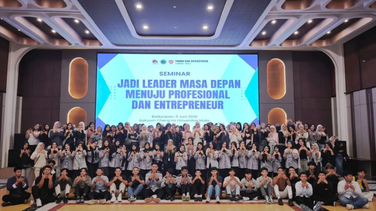 SEMINAR: Kaprodi Manajemen Universitas Mulia, Dr. Pudjiati bersama calon mahasiswa baru saat Seminar Leadership yang digelar Himpunan Mahasiswa Manajemen (HMM) Universitas Mulia di Ballroom Cheng Ho.&nbsp;