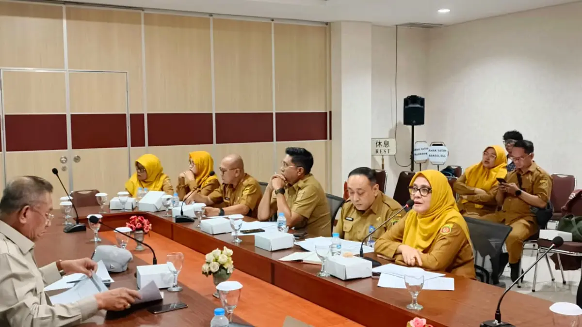 SOROTAN: Hearing Komisi II DPRD Samarinda bersama Dinas Perdagangan terkait realisasi kegiatan dan keuangan semester I Tahun Anggaran 2026 serta rencana program tahun 2027, Selasa (23/6). (HAFIZ/KP)
