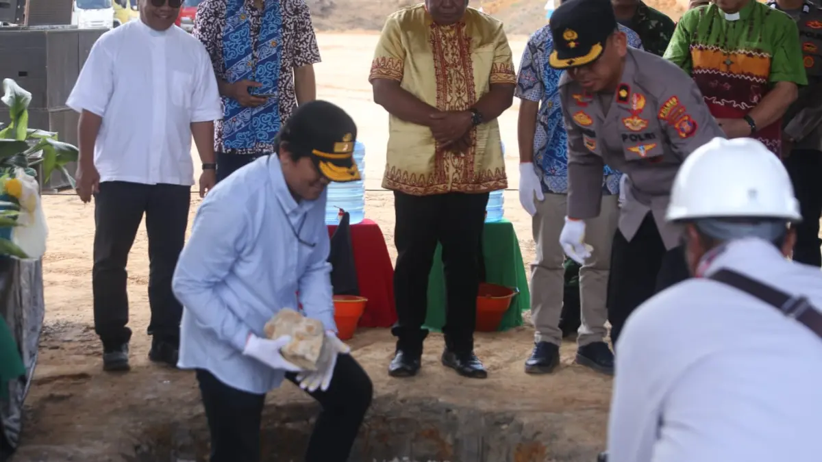 Staf Ahli Bupati PPU Bidang Ekonomi, Keuangan, dan Pembangunan, Margono Hadi Sutanto, melakukan peletakan batu pertama pembangunan SMA Kolese Xaverius di Kelurahan Buluminung, Kecamatan Penajam, Minggu (21/6). 