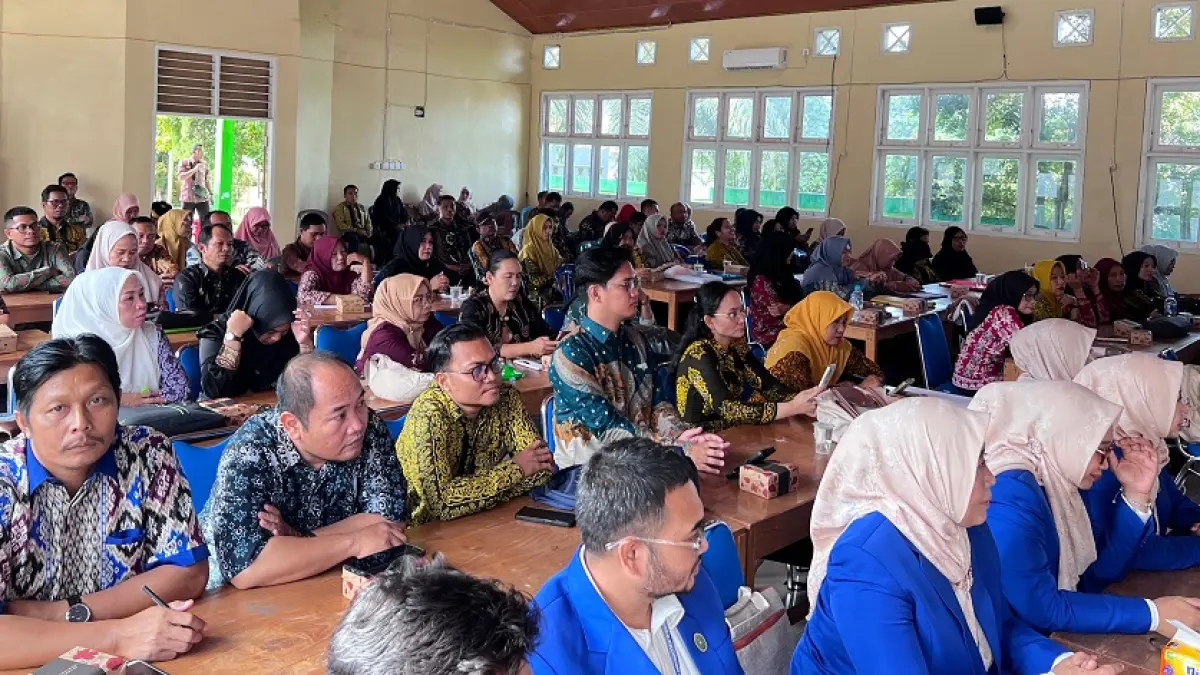 TAMBAH WAWASAN: Para tenaga administrasi keuangan di sekolah akan dikuliahkan oleh pemerintah daerah selama dua tahun untuk jurusan administrasi. Najib/KP