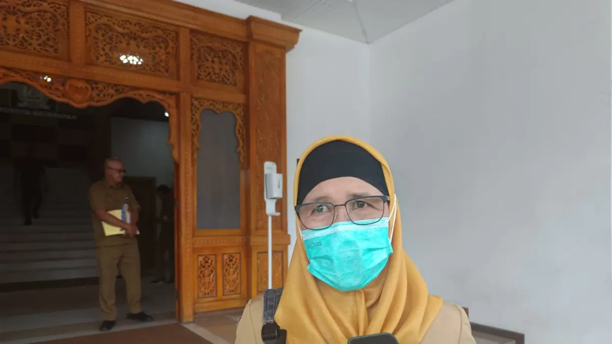 TARGET: Kepala DKP3 Balikpapan Sri Wahjuningsih saat ditemui usai RDP bersama DPRD Balikpapan, Selasa (23/6). (DINA ANGELINA/KP)
