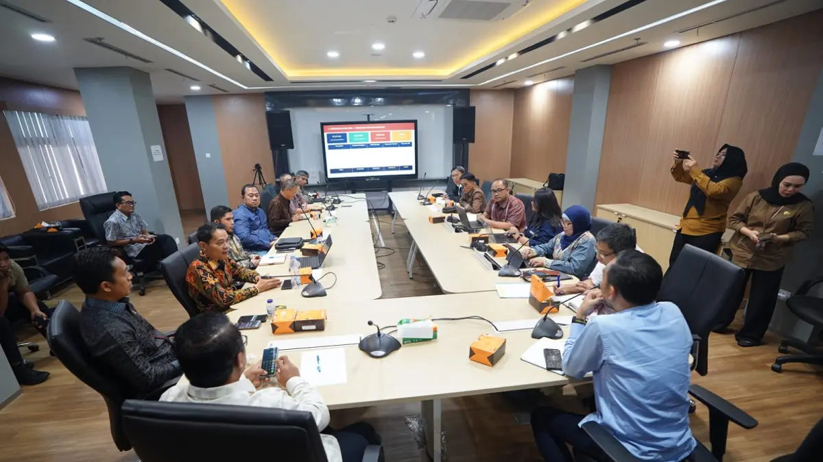 BERHARAP KEBIJAKAN: Wakil Bupati Kutim Mahyunadi bersama jajaran Pemkab Kutim bertemu Ditjen Minerba Kementerian ESDM di Jakarta, Selasa (23/6), untuk meminta revisi RKAB agar pengurangan kuota produksi batu bara tidak berdampak pada PHK pekerja tambang.&nbsp;(IST)