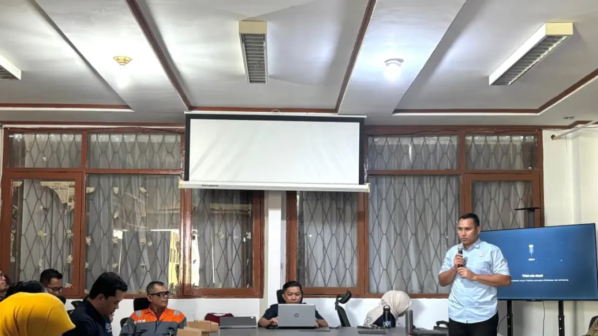 SAMPAIKAN PENJELASAN: Ferdinand Sianturi memberikan materi kepada puluhan perwakilan perusahaan dalam sosialisasi Sinergitas Pemerintah dalam Menciptakan Hubungan Industrial yang Harmonis sinergi di Kantor Disnakertrans PPU, Selasa (23/6). (AHMAD MAKI/KP)