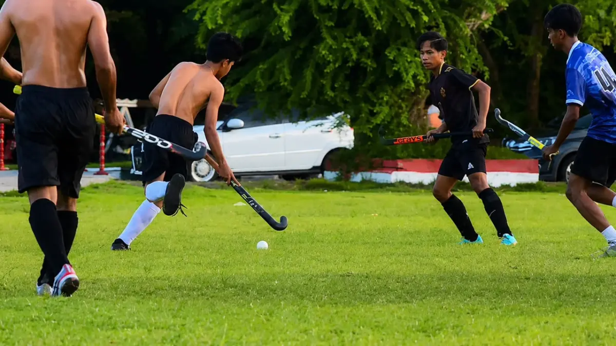Atlet hoki Balikpapan menjalani latihan intensif sebagai bagian dari persiapan menghadapi Porprov Kaltim 2026. (NURON SETYA WIJAYA/KALTIM POST)