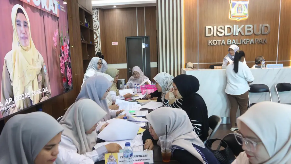 BERBURU SEKOLAH: Suasana hari pertama verifikasi dan validasi (verval) faktual dalam sistem penerimaan murid baru atau SPMB Balikpapan 2026 di Kantor Disdikbud Balikpapan, Rabu (24/6). (FOTO: ANGGI PRADITHA/KP)