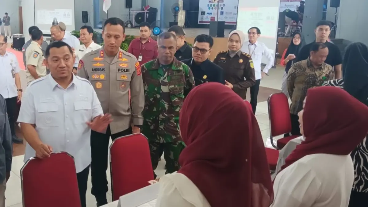Bupati Penajam Paser Utara Mudyat Noor meninjau stan perusahaan dalam kegiatan Job Fair Disnakertrans PPU di Gedung Graha Pemuda PPU tahun lalu.