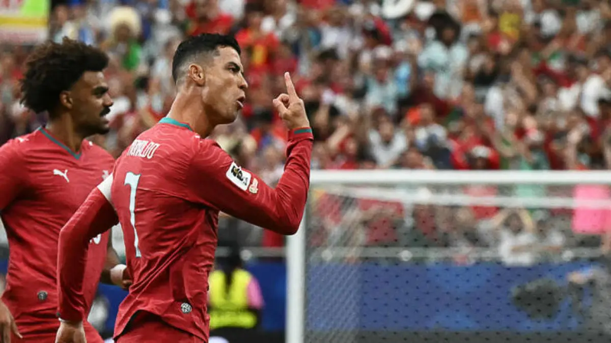 Cristiano Ronaldo berselebrasi usai cetak gol ke gawang Uzbekistan. (Foto: AFP)
