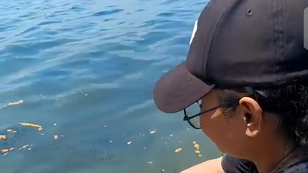 DUGAAN LIMBAH: Masyarakat saat mengambil sample diduga endapan minyak di laut area jeti perusahaan perkebunan kelapa sawit sekitar Pulau Miang, Sangkulirang, Kutim, (19/6). (IST)