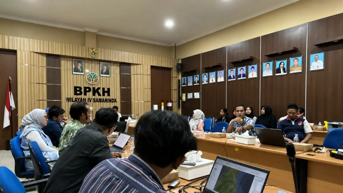 EVALUASI: Manajemen PLN UIP KLT dan BPKH Wilayah IV Samarinda melaksanakan rapat evaluasi supervisi tata batas empat PPKH untuk memastikan kepatuhan perizinan kawasan hutan.