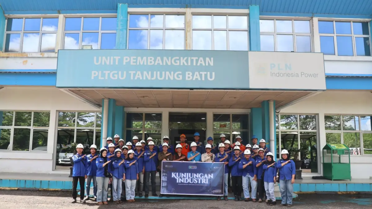 Mahasiswa Unmul foto bersama usai kunjungan industri di PLTGU Tanjung Batu.