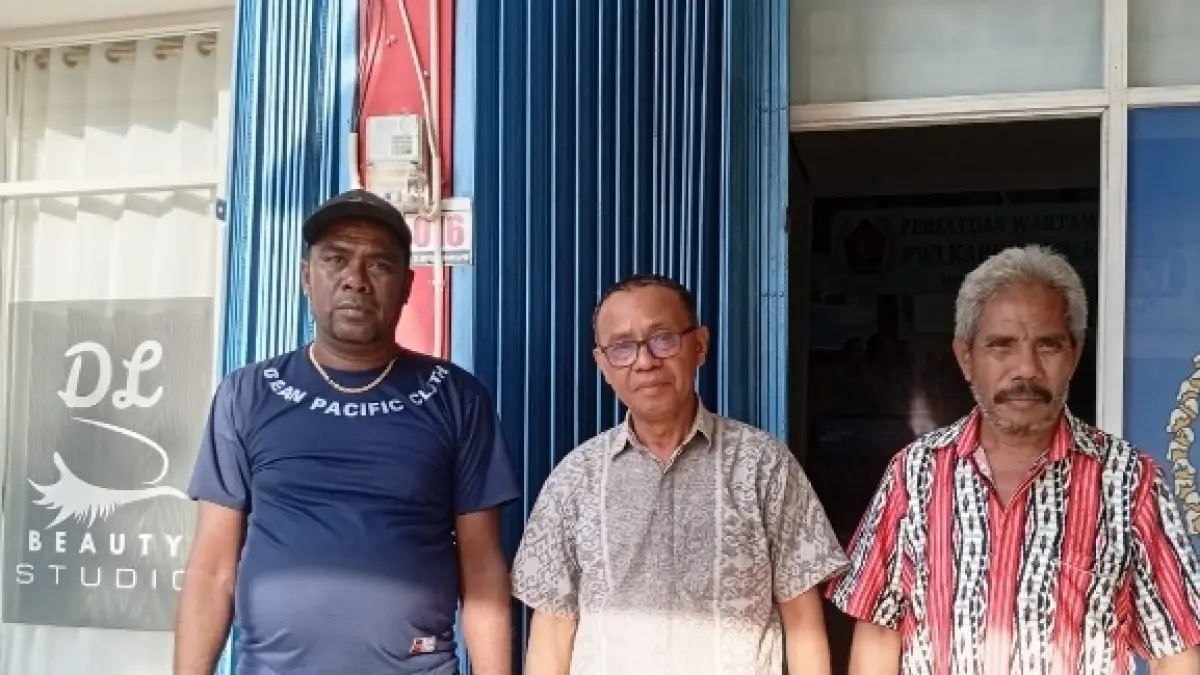 MEDIASI: Gasper (kiri) didampingi kuasa pendamping setelah proses mediasi di Disnakertrans Kubar.&nbsp;