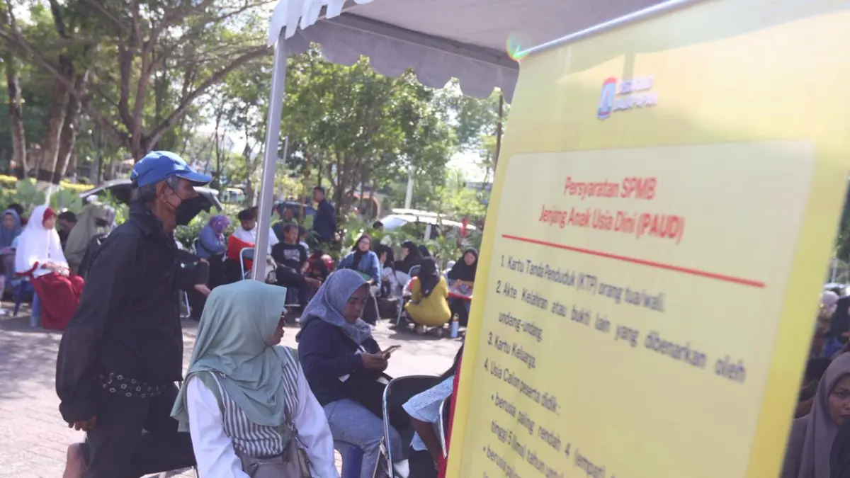 PADAT: Ratusan orang tua calon peserta didik saat mengantre untuk melakukan proses verifikasi dan validasi (verval) Sistem Penerimaan Murid Baru (SPMB) 2026 di Kantor Dinas Pendidikan dan Kebudayaan (Disdikbud) Balikpapan, Rabu (24/6). (ANGGI/KP)