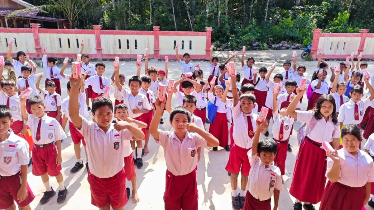 PEDULI: PT KSD menyalurkan bantuan susu kepada sekolah di sekitar wilayah operasi. 