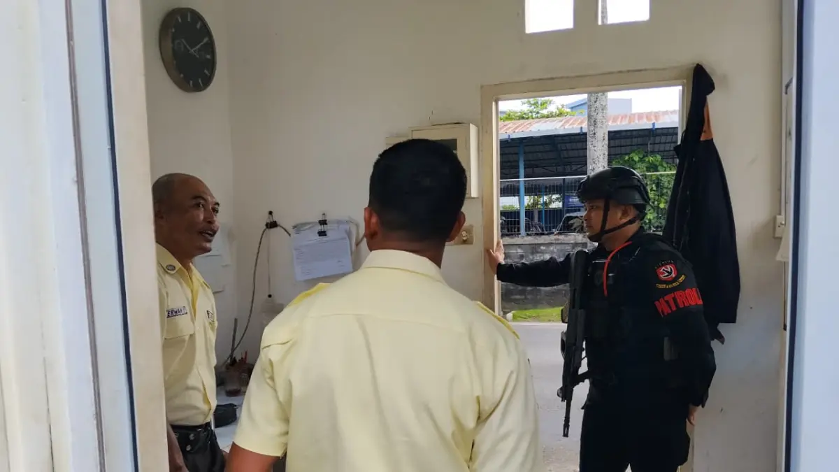 PENGAWASAN: Malam hari personel Gegana Br melakukan pengawasan sejumlah perumahan di Balikpapan.