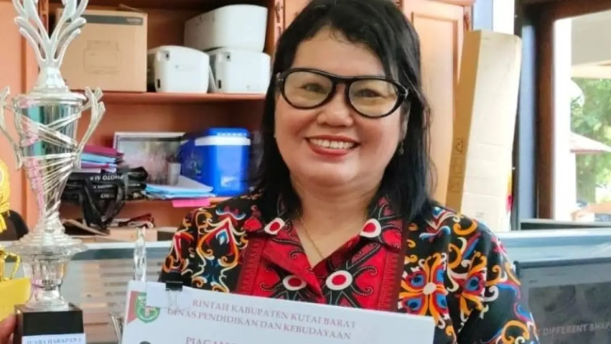 Plt Kepala SMP 1 Barong Tongkok Elli Helkia 
