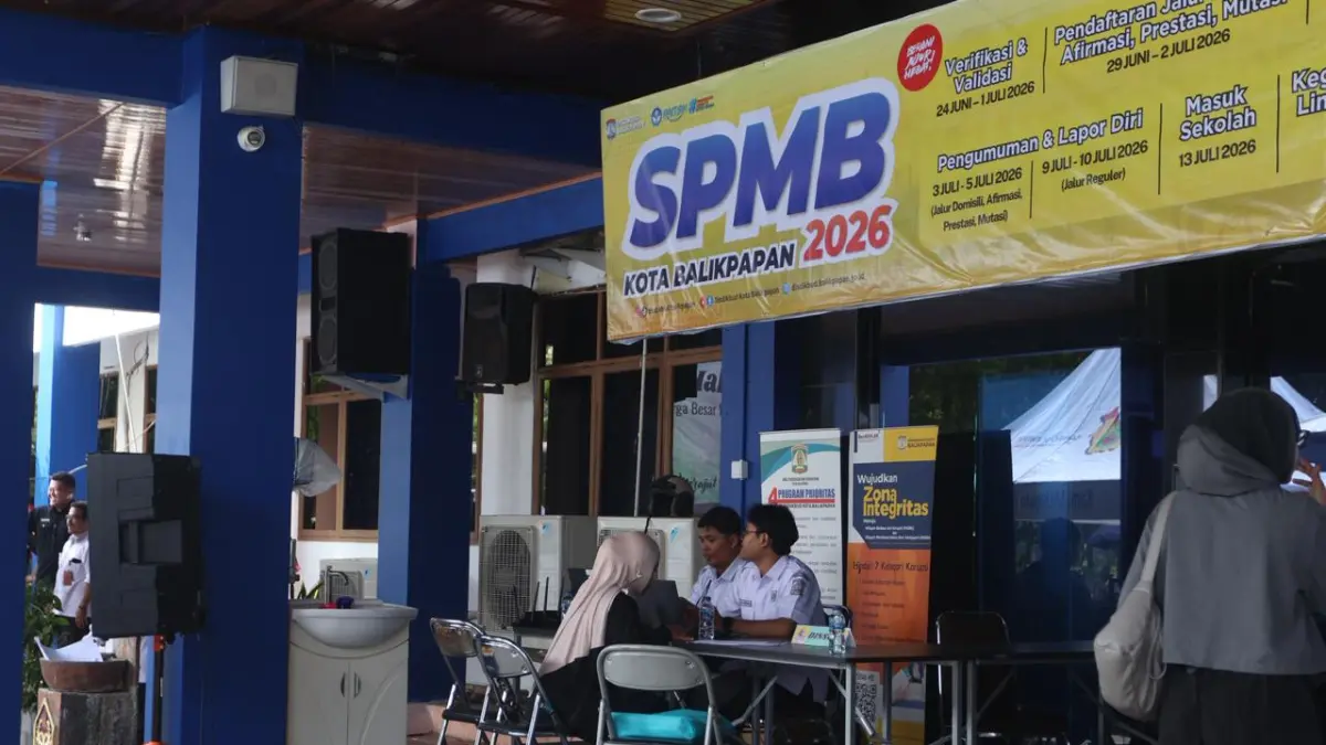 PROSES VERVAL: Suasana para orang tua murid saat mengantre proses verifikasi dan validasi (verval) berkas SPMB Balikpapan 2026 di Kantor Disdikbud Balikpapan, Rabu (24/6). ANGGI PRADITHA/KP