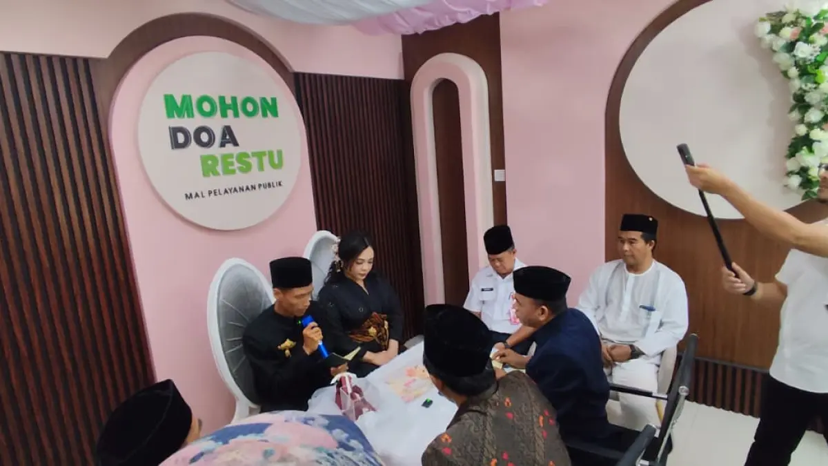 SUASANA BARU: Sepasang calon pengantin, menggelar akad nikah di Ruang Nikah DPMPTSP Samarinda Jalan Pahlawan Kecamatan Samarinda Ulu, Rabu (24/6).