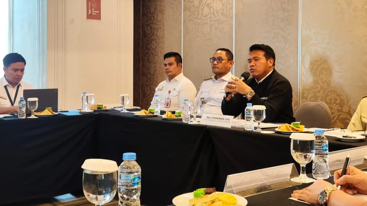 Syafruddin (kanan) dan Seno Aji (dua kanan) saat Panja Minerba DPR menggelar rapat di Hotel Jatra Balikpapan, Rabu (24/6). (FOTO M RIDHUAN/KP)