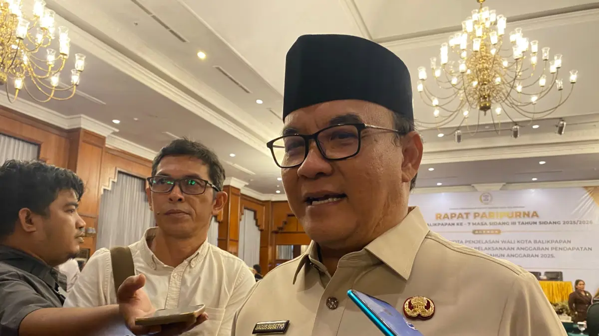 TANGGAPI KELUHAN WARGA: Wakil Wali Kota Balikpapan, Bagus Susetyo, saat memberikan keterangan kepada awak media terkait fenomena hujan debu yang meresahkan masyarakat, Rabu (24/6/2026).