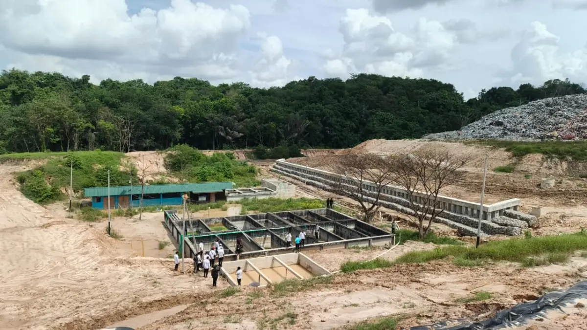 TINJAU TPA: Wakil)Wali Kota Samarinda, Saefuddin Zuhri bersama perangkat daerah terkait melakukan tinjauan dan monitoring lapangan ke TPA Sambutan, Rabu (24/6). (HAFIZ/KP