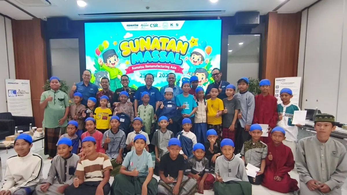 AKSI SOSIAL: Direktur PT Komatsu Remanufacturing Asia (KRA) Nasihin (belakang, empat kiri) mengabadikan momen bersama para peserta Sunatan Massal yang digelar di perusahaannya, Kamis (25/6). Dia turut melihat proses sunat sekaligus memberikan dukungan moral kepada peserta. 