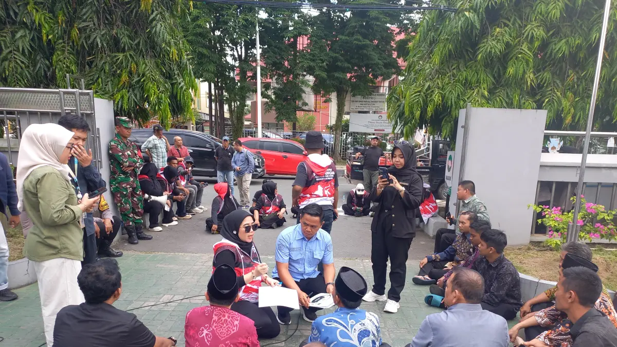 Aksi demonstrasi yang digelar oleh massa Tim Reaksi Cepat Perlindungan Perempuan dan Anak (TRC PPA) Kalimantan Timur di depan Kantor Wilayah Kementerian Agama Kaltim, Jalan Jenderal Basuki Rahmat, Samarinda, Kamis (25/6