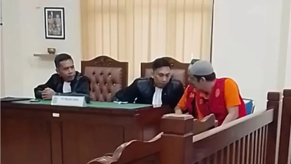 Dua terdakwa perambahan kawasan konservasi HLSW, RML dan HMD, dijatuhi hukuman tiga tahun penjara dan denda masing-masing Rp1,5 miliar subsider 240 hari kurungan atas tindakan nekat membuka perkebunan ilegal.