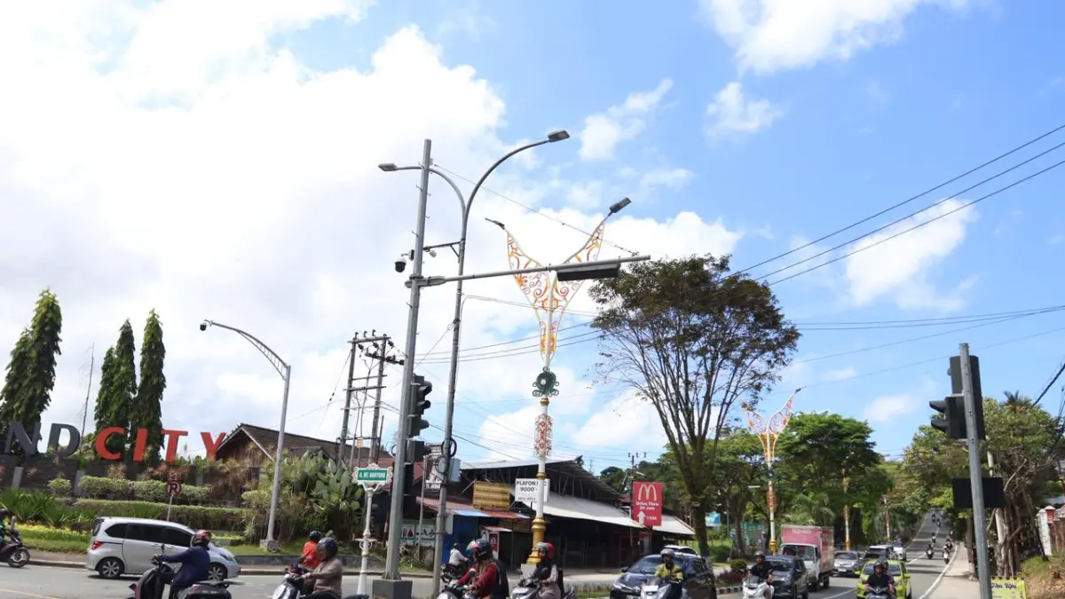 ESTETIK: Penampakan tiang lampu PJU estetik dengan corak khas Kalimantan Timur yang menghiasi kawasan perkotaan Balikpapan.
