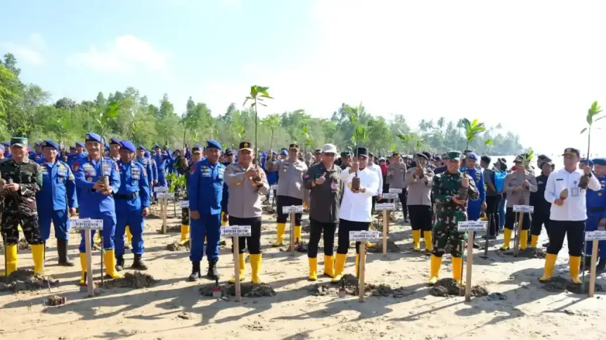 Kapolda Kalimantan Timur, Irjen Pol Endar Priantoro (tengah), didampingi jajaran pejabat utama (PJU) Polda Kaltim saat menanam bibit pohon mangrove di kawasan pesisir Pantai Lamaru, Balikpapan, Kamis (25/6).
