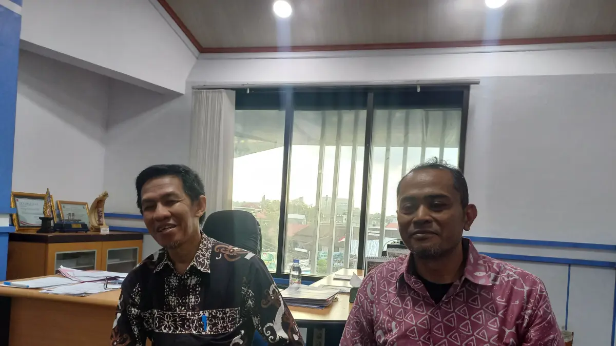 Kepala Bidang SMA Disdikbud Kaltim Jasni (kiri) bersama Kepala Bidang SMK, Surasa, menjelaskan perkembangan portal SPMB 2026 di Kaltim. (FOTO/EKO PRALISTIO)