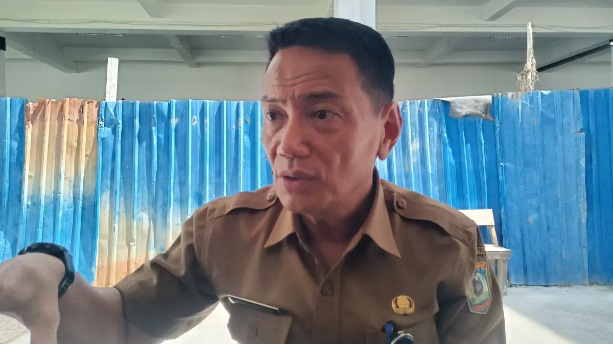 Kepala DLH Balikpapan Sudirman Djayaleksana menjelaskan langkah penanganan dugaan pencemaran udara akibat aktivitas commissioning kilang Pertamina yang berdampak pada sejumlah wilayah di Balikpapan. (IST)