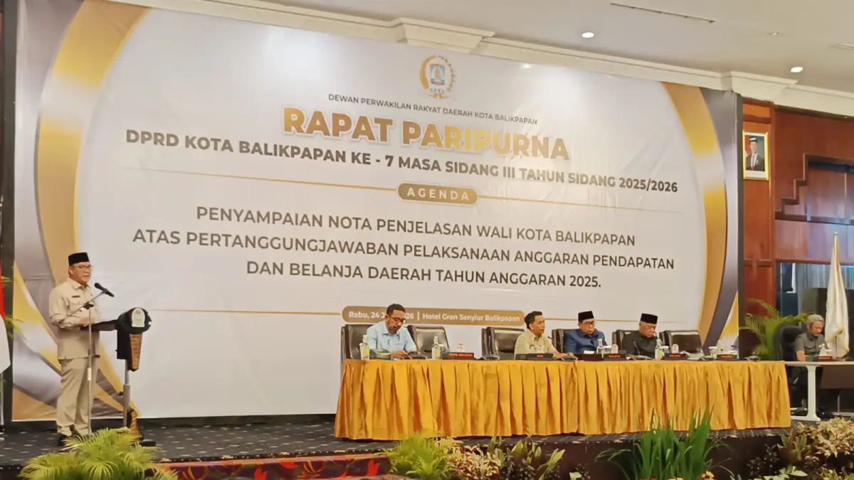 LAPORAN: Wakil Wali Kota Balikpapan, Bagus Susetyo, saat menyampaikan laporan capaian target dan realisasi APBD Balikpapan 2025, Rabu (24/6). (DINA/KP)