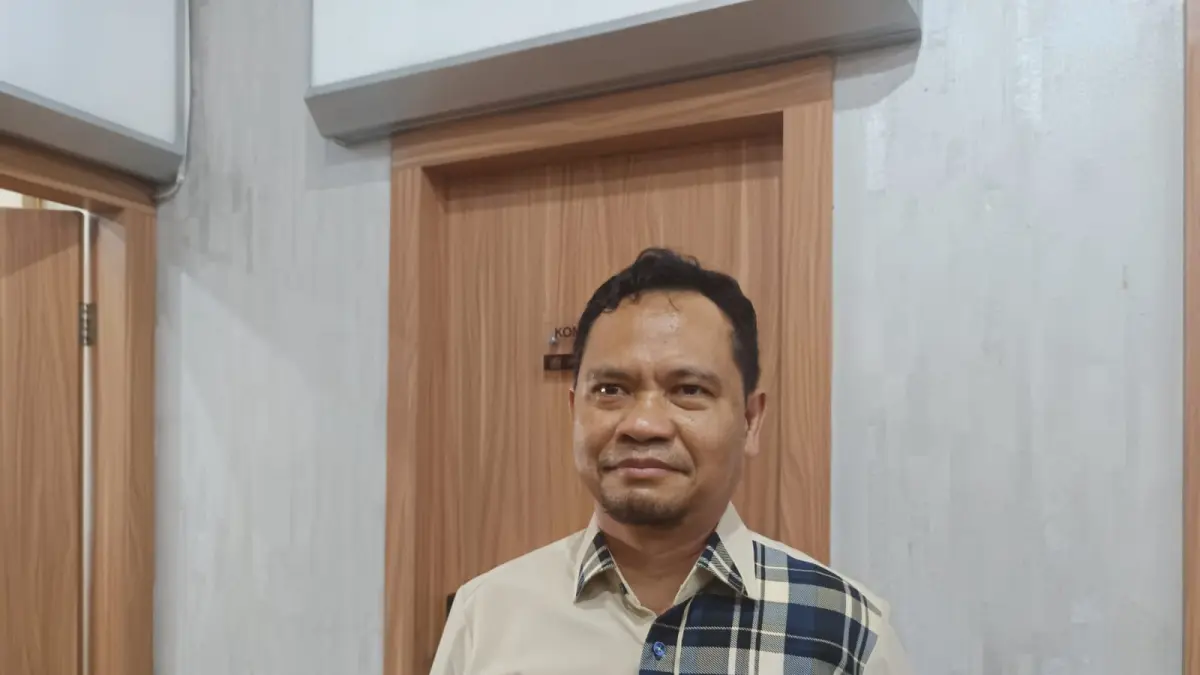 OPTIMALKAN: Ketua Komisi III DPRD Balikpapan Yusri memberikan keterangan terkait evaluasi tata kelola pengelolaan sampah Balikpapan. (DINA ANGELINA/KP)