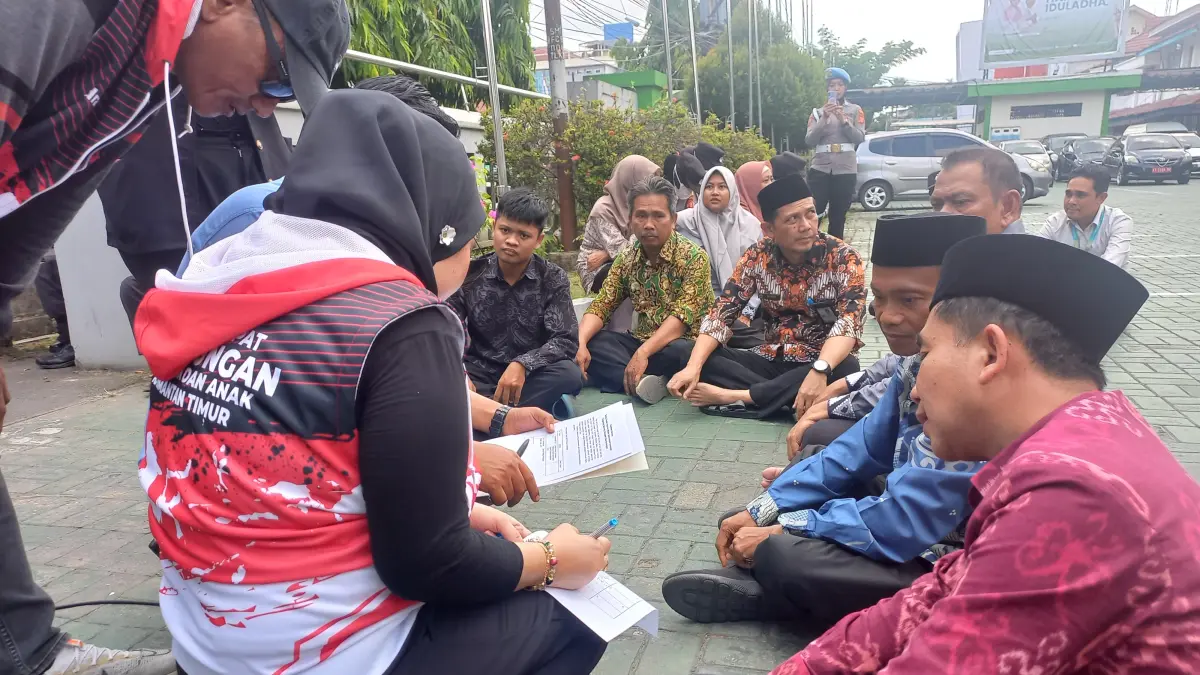 Perwakilan massa dari Tim Reaksi Cepat (TRC) Perlindungan Perempuan dan Anak (PPA) Kaltim saat menggelar aksi unjuk rasa di halaman Kantor Wilayah Kementerian Agama (Kanwil Kemenag) Kaltim, Samarinda, Kamis (25/6). (EKO/KP)