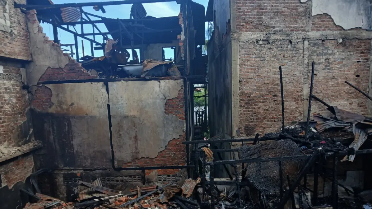 Puing-puing rumah yang hangus di Jalan Dahor III RT 39, Balikpapan Barat. (MUHAMMAD TAUFIK)
