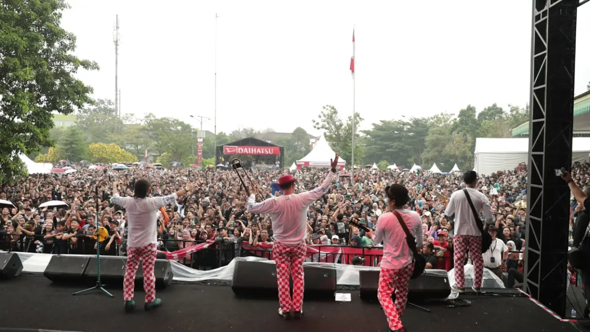 Ribuan pengunjung memadati Alun-Alun Grand Depok City (GDC) saat gelaran Daihatsu Kumpul Sahabat Depok 2026 yang menghadirkan hiburan, komunitas, dan UMKM lokal. MInggu (21/06). 