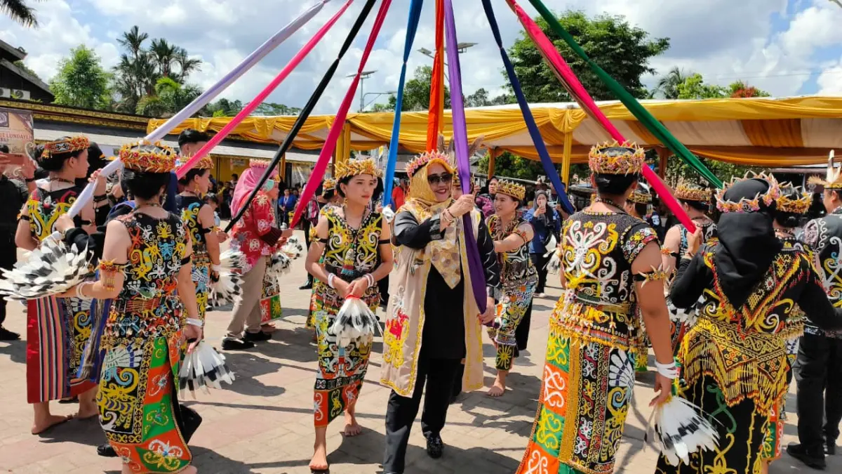 SEMARAK BUDAYA: Penari bersama tamu undangan membawakan Tari Kanjet Anyam Tali pada Festival Budaya Dayak Kenyah 2026 di Desa Budaya Pampang, Kamis (25/6).